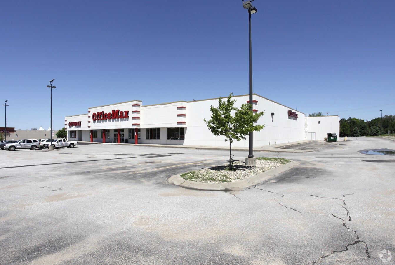 6940 Dodge St, Omaha, NE 68132