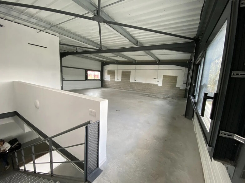 85 Rue Des Droits De L'Homme, Saint-André-de-Cubzac for lease - Interior Photo - Image 3 of 7