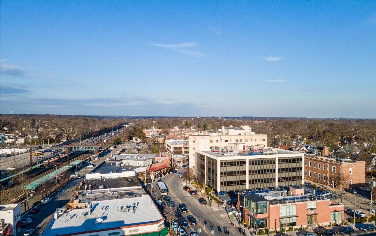 1890 Palmer Ave, Larchmont, NY 10538 Walk to Metro North