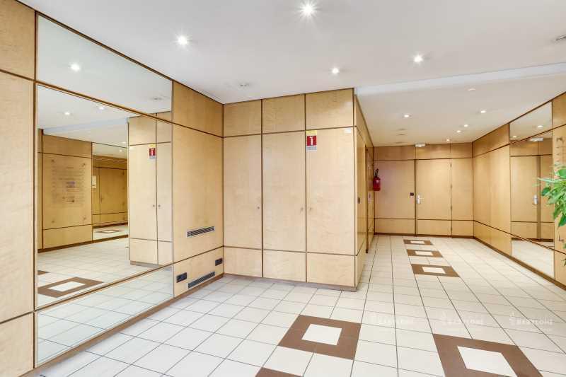 Office in Paris for lease - Lobby - Image 2 of 2