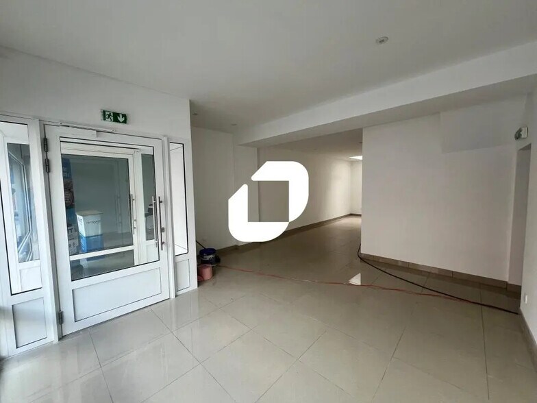 Retail in Estaires for lease - Interior Photo - Image 1 of 12