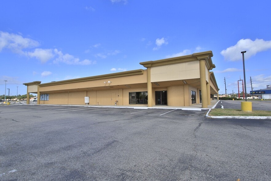 211-265 W FM-1960, Houston, TX for lease - Building Photo - Image 2 of 6