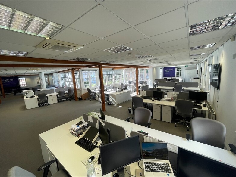 27 London End, Beaconsfield for lease - Building Photo - Image 2 of 11