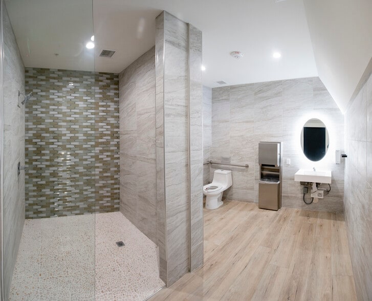 10824 Burbank Blvd, North Hollywood, CA for lease - Interior Photo - Image 2 of 33