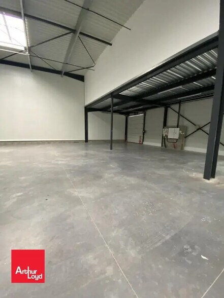 Flex in Chartres for lease - Interior Photo - Image 2 of 5