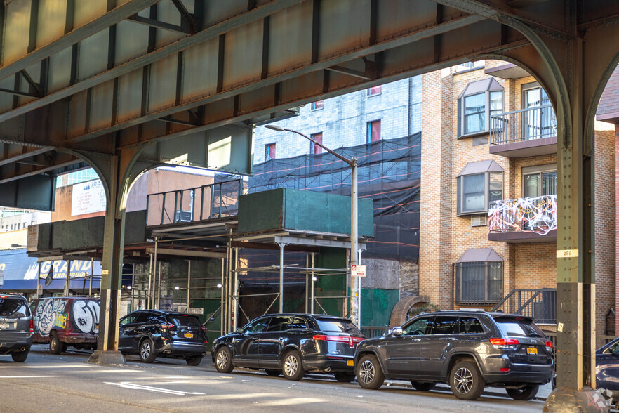 30-17 31st St, Astoria, NY for lease - Primary Photo - Image 1 of 3