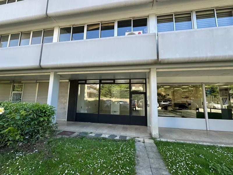 Retail in Tassin-la-Demi-Lune for lease Building Photo- Image 1 of 8