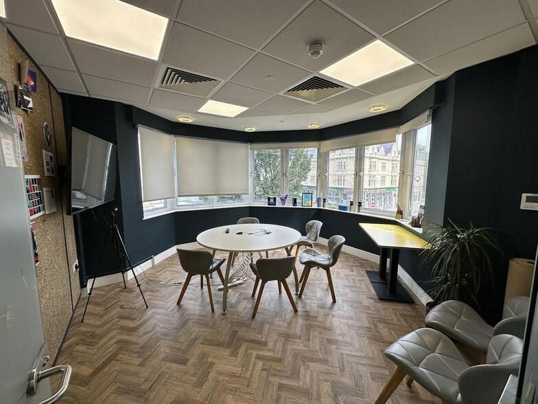 9 Castle Sq, Brighton for lease - Building Photo - Image 3 of 11