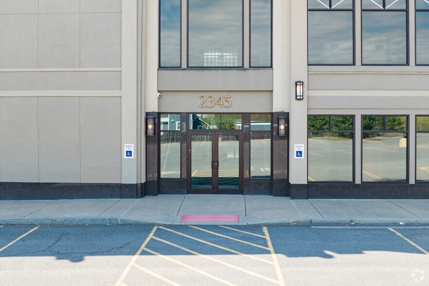 2363 James St, Syracuse, NY for lease - Building Photo - Image 2 of 6