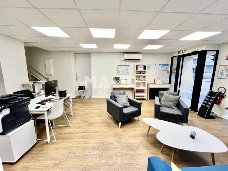 Retail in Lyon for lease - Interior Photo - Image 2 of 2