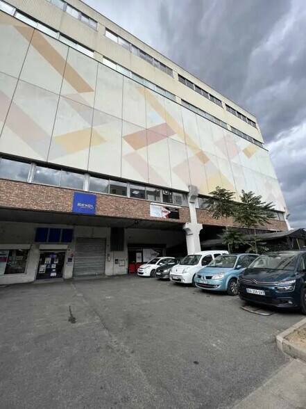 Flex in Ivry-sur-Seine for lease - Building Photo - Image 1 of 8