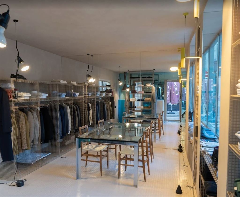 Retail in Paris for lease Interior Photo- Image 1 of 4