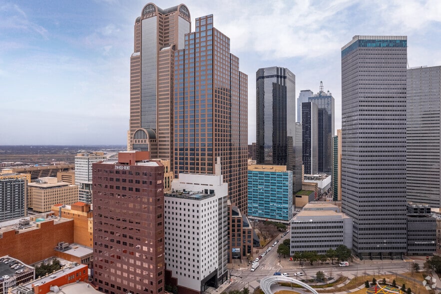 1700 Pacific Ave, Dallas, TX for lease - Building Photo - Image 2 of 4