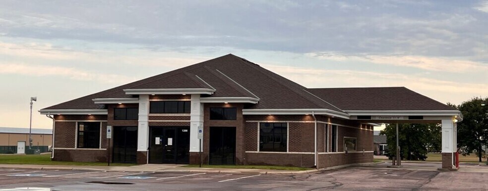 1208 W Cedar St, Beresford, SD for sale - Primary Photo - Image 1 of 1