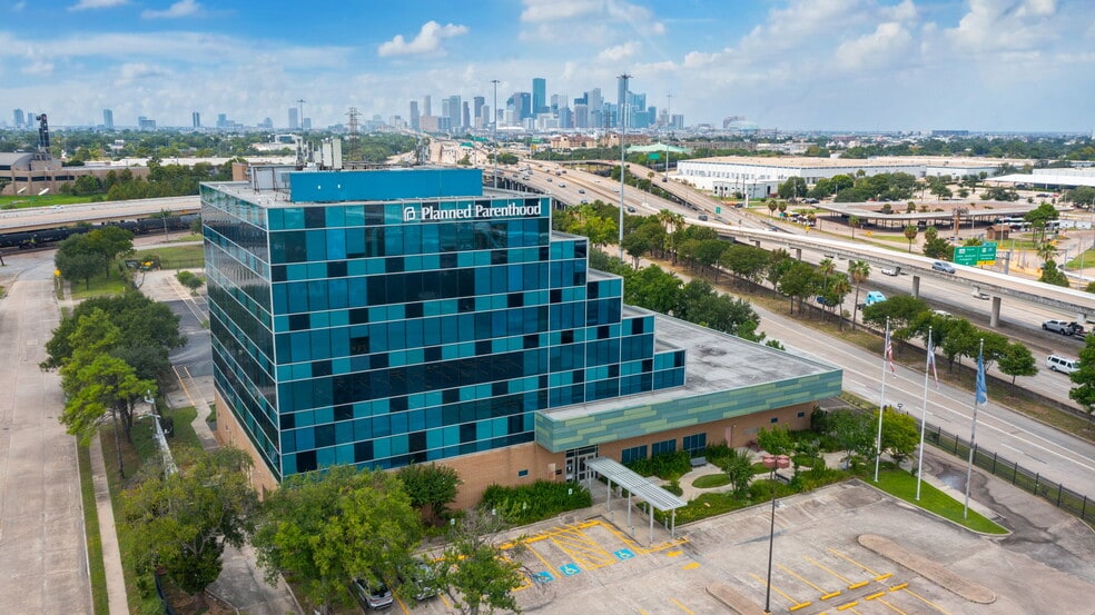 4600 Gulf Fwy, Houston, TX for sale - Building Photo - Image 1 of 9