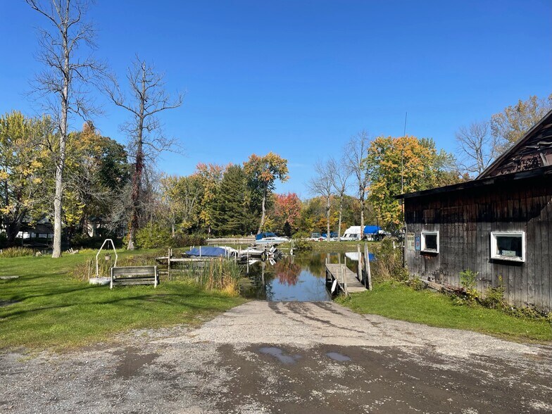 9503 Hitchcock Point, Bridgeport, NY for sale - Primary Photo - Image 1 of 34