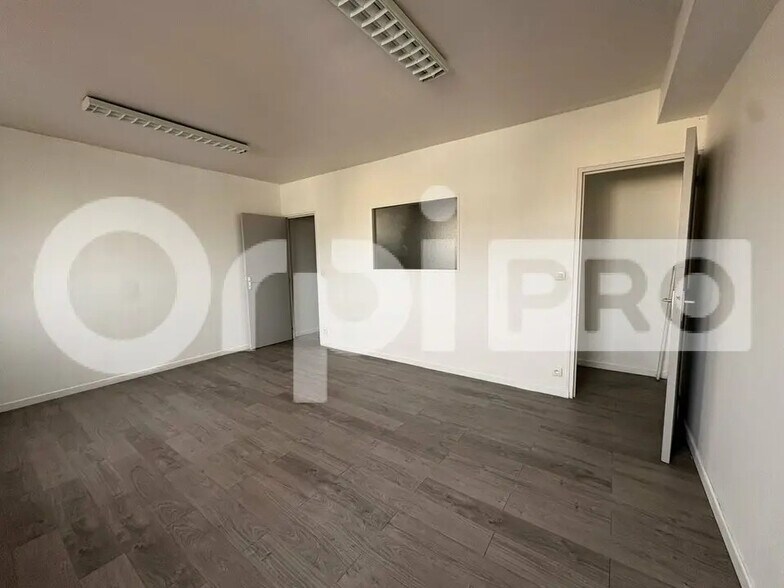 Office in Villecresnes for lease - Interior Photo - Image 3 of 5