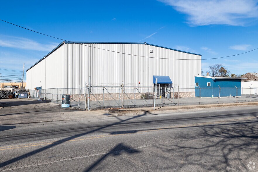 143 Pine Aire Dr, Bay Shore, NY for sale - Primary Photo - Image 1 of 1