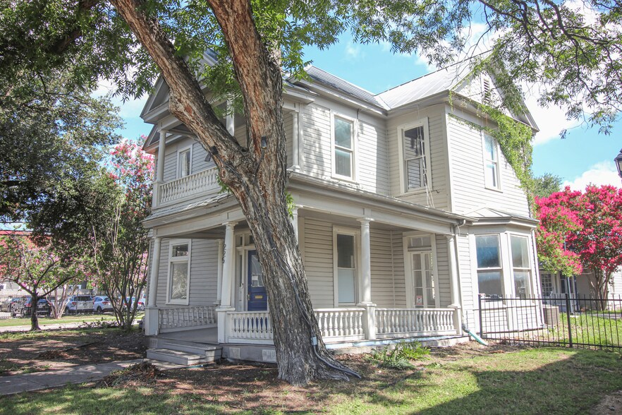 210 Lewis St, San Antonio, TX for sale - Primary Photo - Image 1 of 8