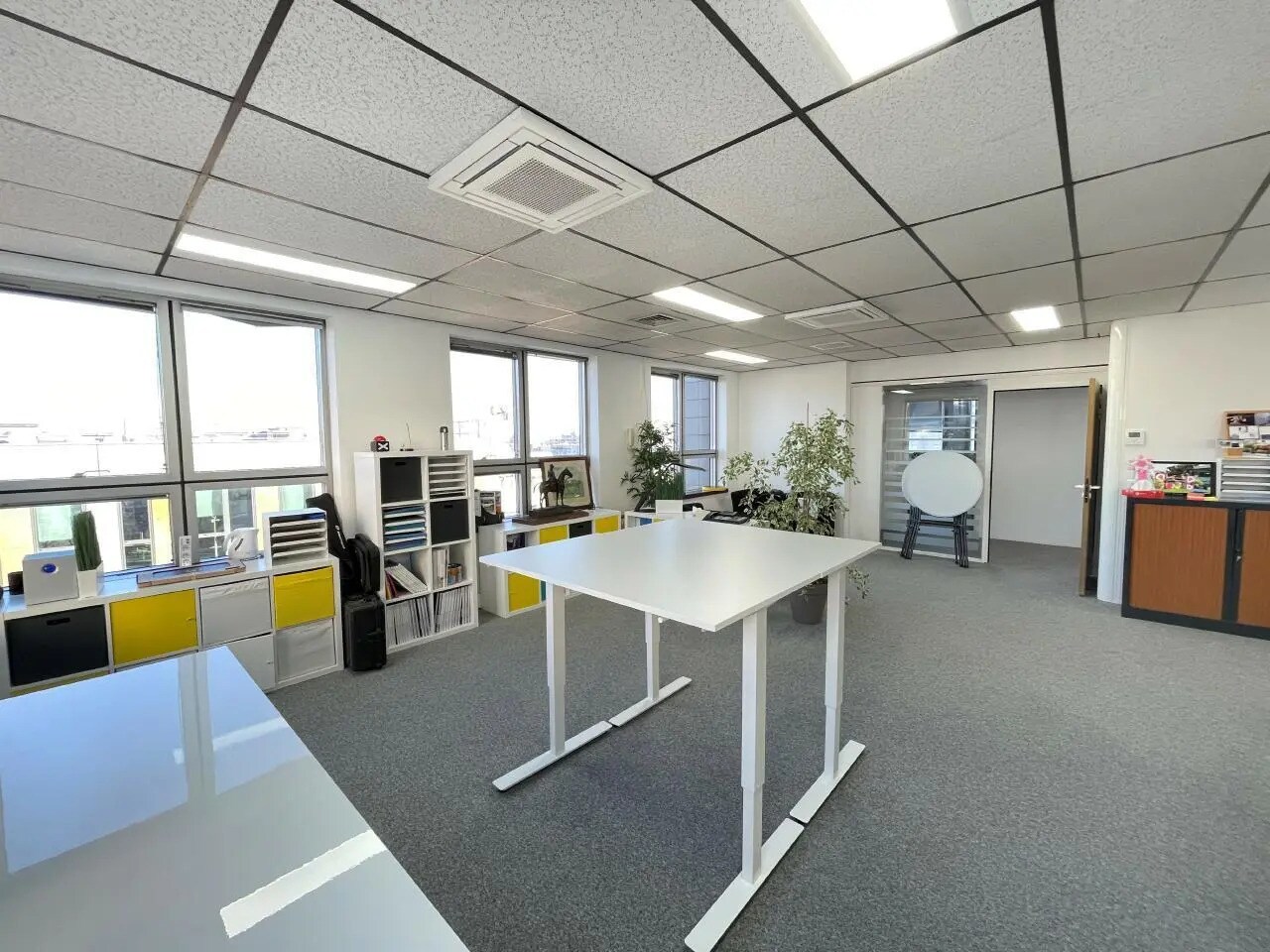 Office in Montreuil for sale Interior Photo- Image 1 of 6