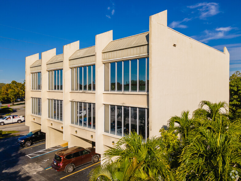 5555 Hollywood Blvd, Hollywood, FL for lease - Building Photo - Image 2 of 21