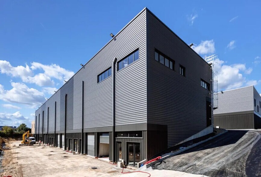 Industrial in Courtry for lease - Building Photo - Image 3 of 9