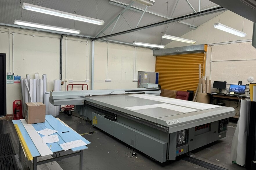 46 Station Rd, Chertsey for sale - Interior Photo - Image 3 of 6