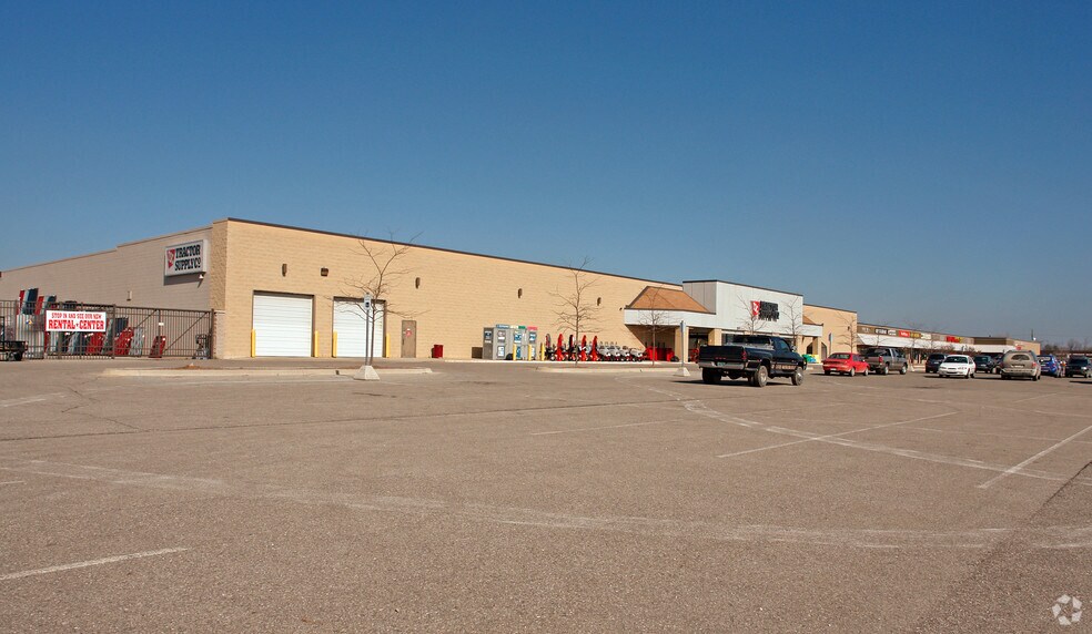 2040-2070 S Van Dyke Rd, Imlay City, MI for sale - Primary Photo - Image 1 of 1