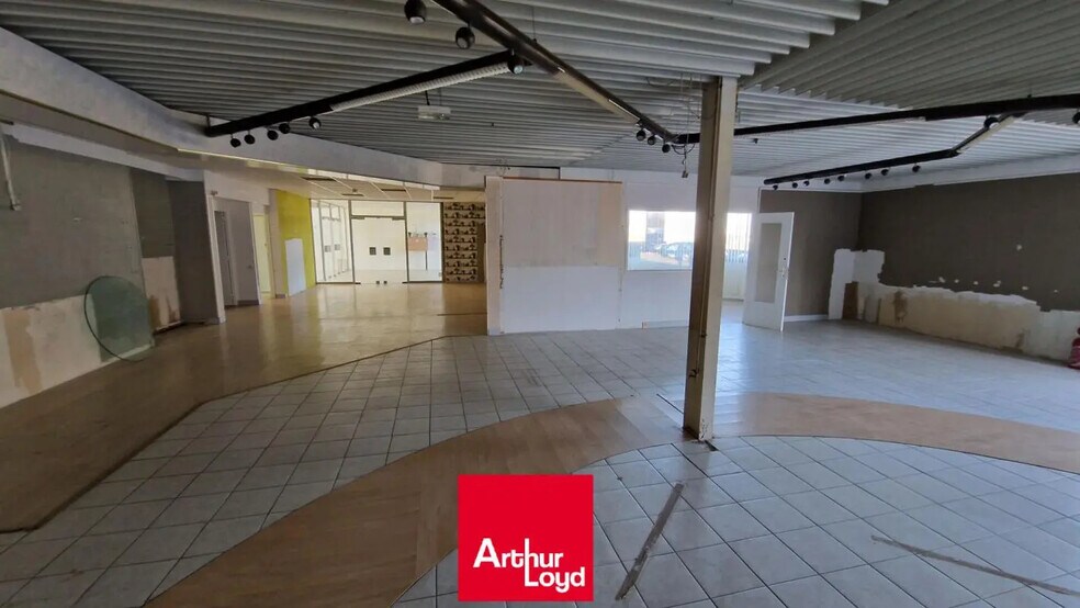Retail in Mondeville for sale - Interior Photo - Image 1 of 4