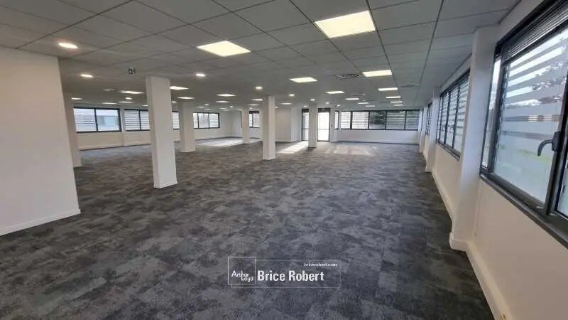 Office in Dardilly for lease Interior Photo- Image 1 of 9