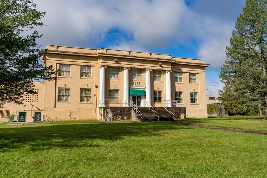 1575 Lake St, Elmira, NY for sale - Building Photo - Image 2 of 49