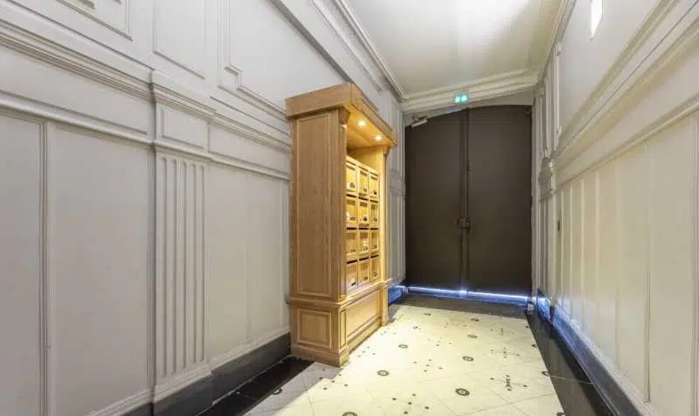 3 Rue Conté, Paris for lease - Building Photo - Image 2 of 2