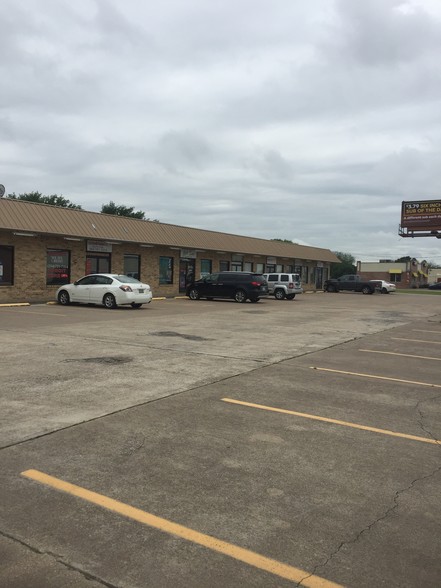 235 Hewitt Dr, Hewitt, TX for lease - Building Photo - Image 3 of 4