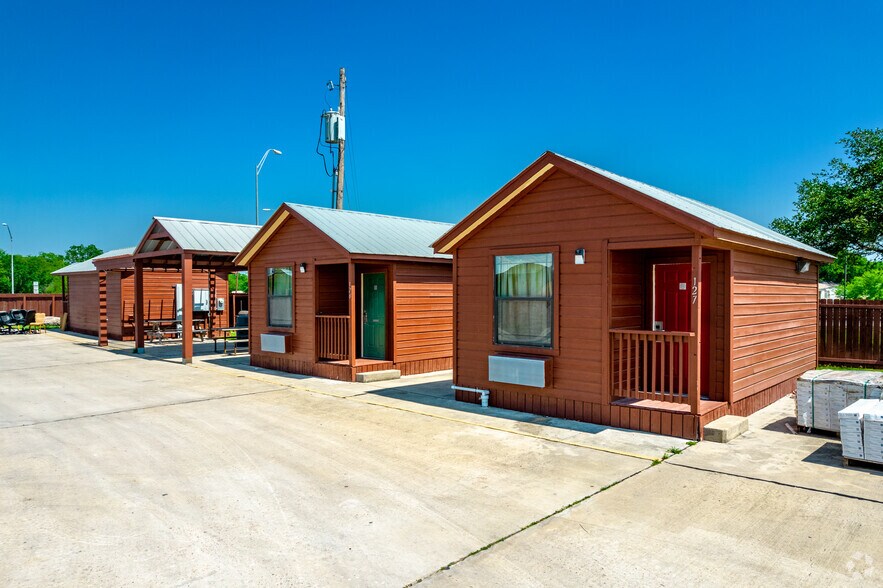 108 E State Highway 72, Kenedy, TX for sale - Building Photo - Image 1 of 1