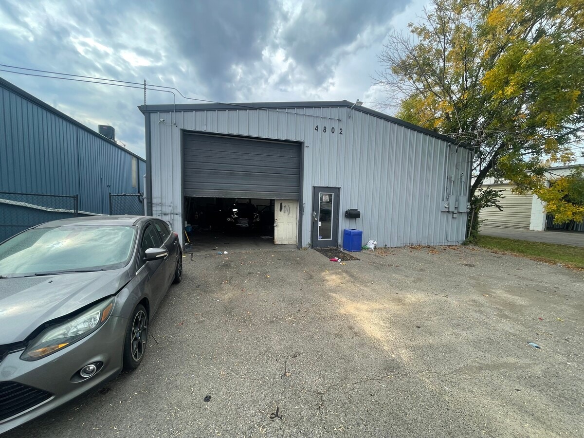 4802 Pinewood Rd, Louisville, KY 40218