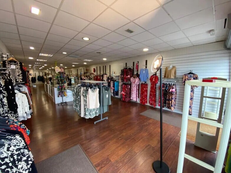 5 Route De Pau, Ibos for lease - Interior Photo - Image 3 of 6