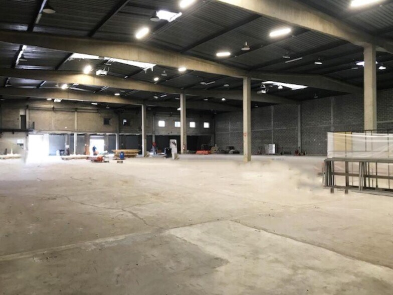 Flex in Morangis for lease - Interior Photo - Image 2 of 7