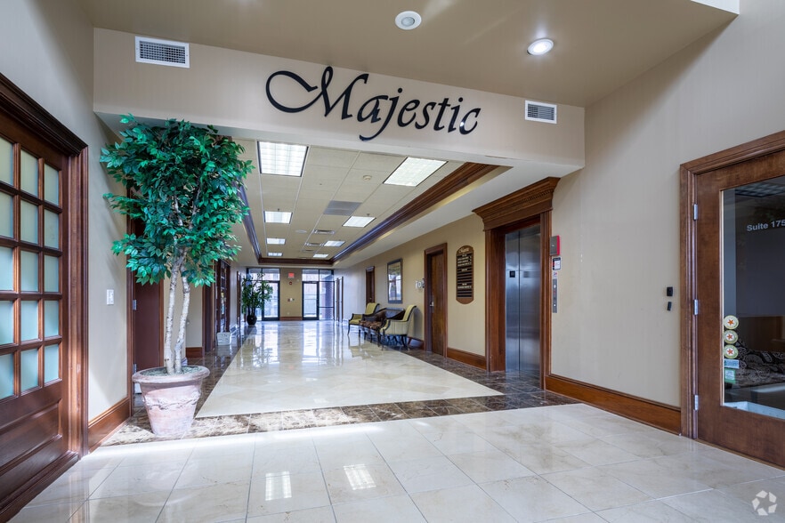 997 Governors Ln, Lexington, KY for lease - Lobby - Image 2 of 6