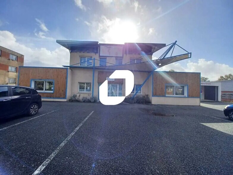 Office in Floirac for lease - Building Photo - Image 1 of 8