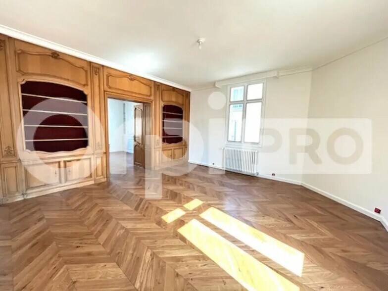 Office in Beauvais for lease - Interior Photo - Image 2 of 5