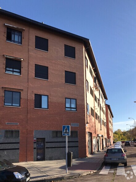 Calle de Rafaela Aparicio, 10, Madrid, Madrid for lease - Building Photo - Image 2 of 2