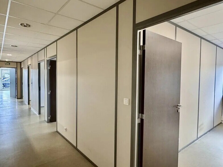 Flex in Le Havre for lease - Interior Photo - Image 3 of 14