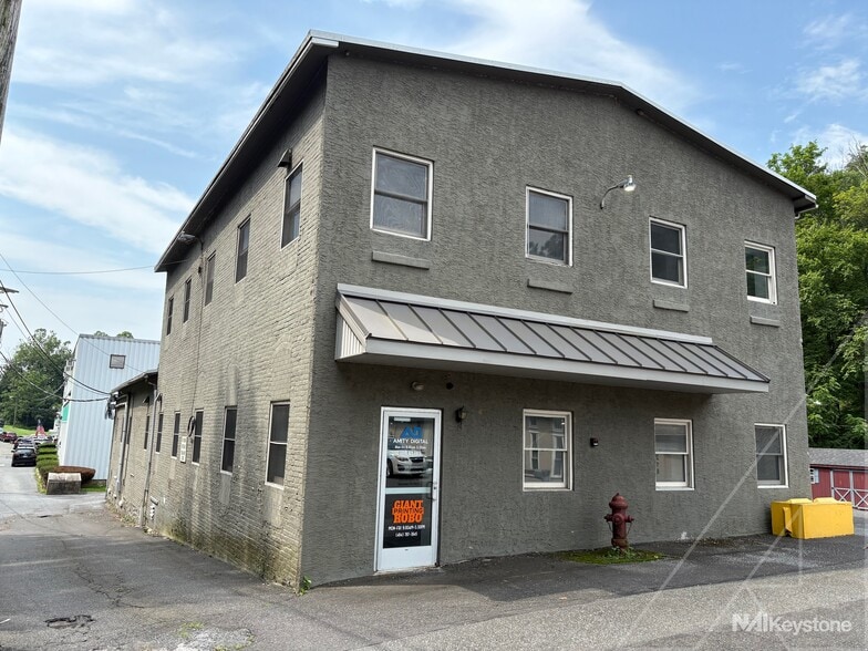 2214 Farmington Ave, Boyertown, PA for sale - Building Photo - Image 3 of 19