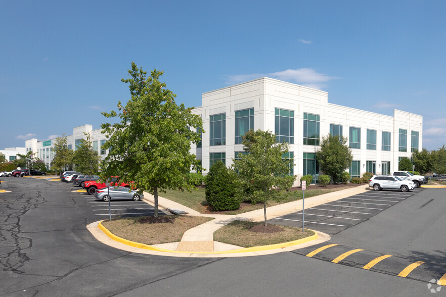 3076 Centreville Rd, Herndon, VA for lease - Building Photo - Image 1 of 4