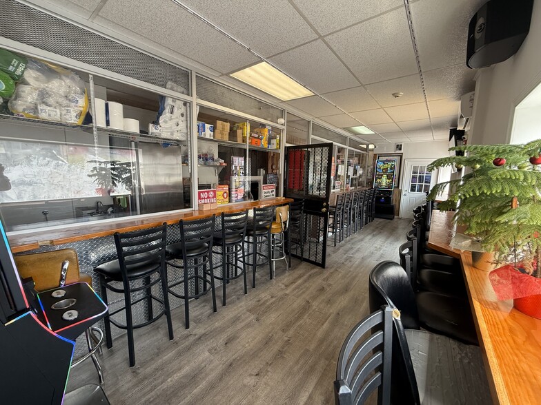 2 buildings, Liquor business, and reside portfolio of 2 properties for sale on LoopNet.com - Building Photo - Image 3 of 17