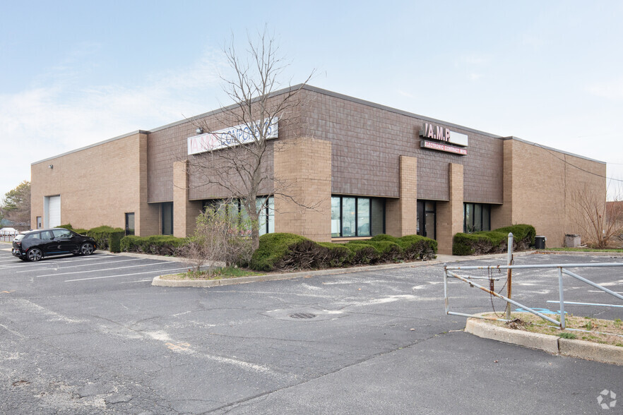 2190 Smithtown Ave, Ronkonkoma, NY for lease - Primary Photo - Image 1 of 7