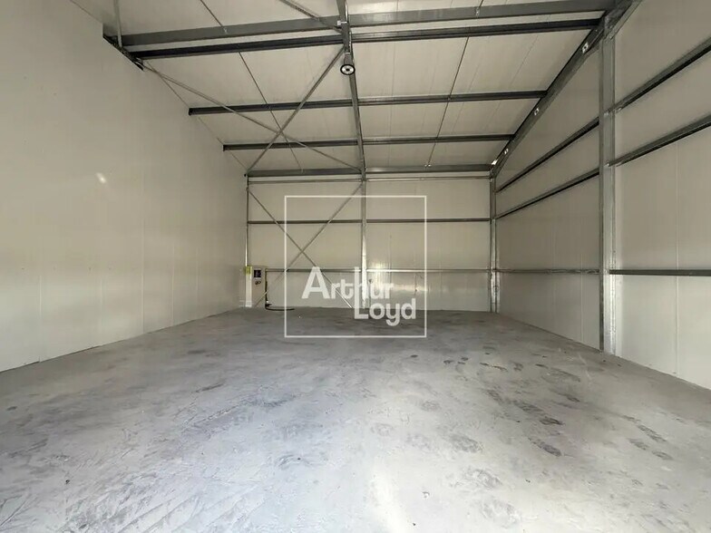 Flex in Saint-Germain-Laval for lease - Interior Photo - Image 1 of 3