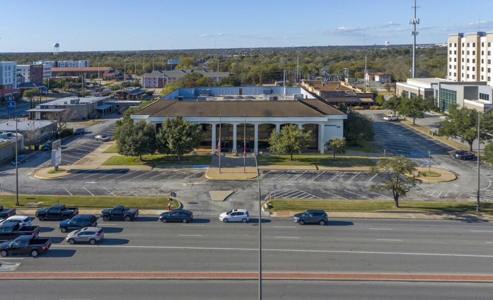 111 University Dr E, College Station, TX for lease - Building Photo - Image 1 of 5