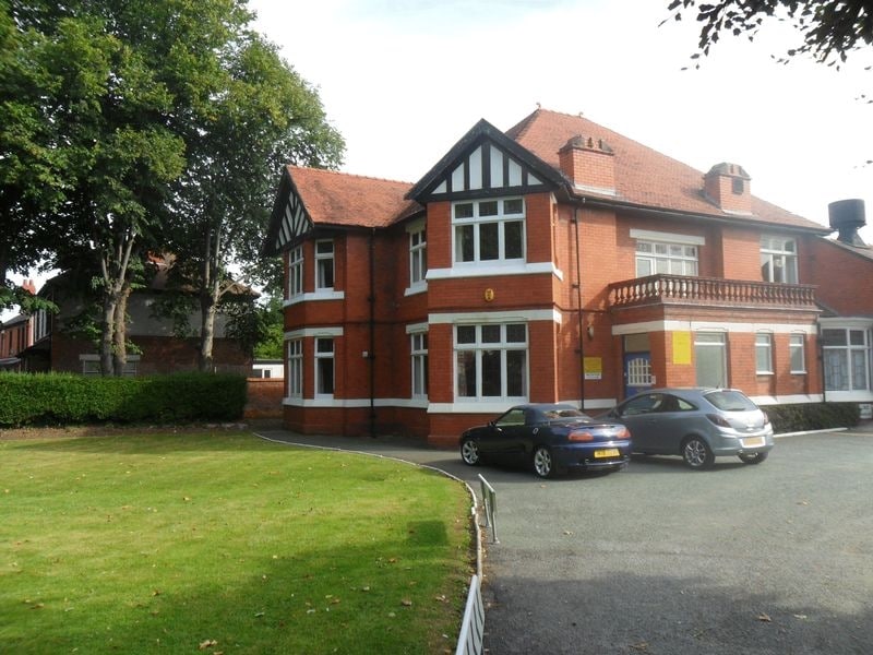 141 Chester Rd, Ellesmere Port for sale Primary Photo- Image 1 of 1