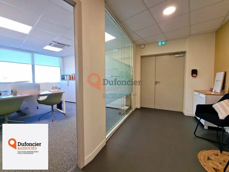 Office in Poitiers for lease - Building Photo - Image 2 of 10